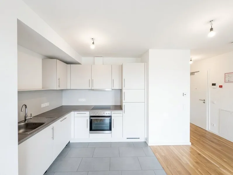 3 Zimmer Wohnung mit Küche & 2 Bäder - 3 Bedroom Apartment with Kitchen , 2 Baths and Balcony — photo 1